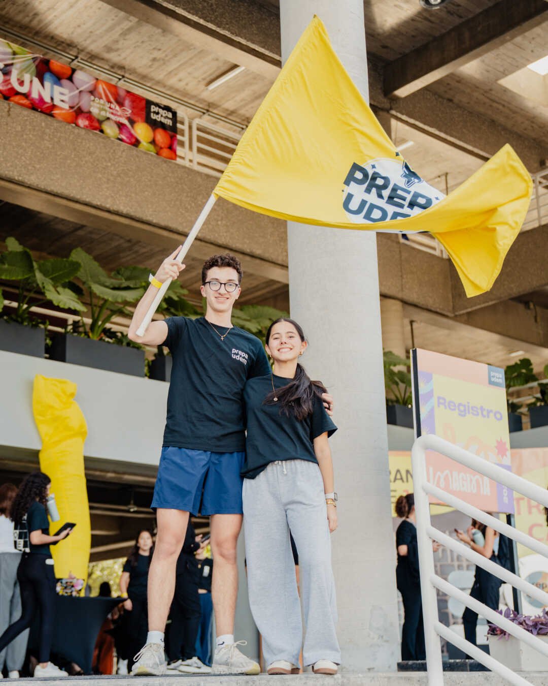 Estudiantes de Prepa UDEM promocionando programas y experiencias